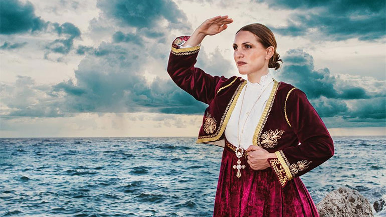 Παράταση παραστάσεων για το έργο «Μαντώ – Η ηρωίδα της Μυκόνου» στον κήπο του θεάτρου Χυτήριο