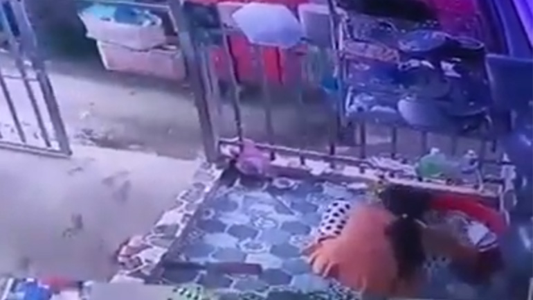 Γυναίκα προσποιείται ότι πλένει πιάτα για να ξεφύγει από την αστυνομία