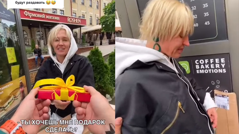 Άνδρας κάνει ένα δώρο σε μια άγνωστη