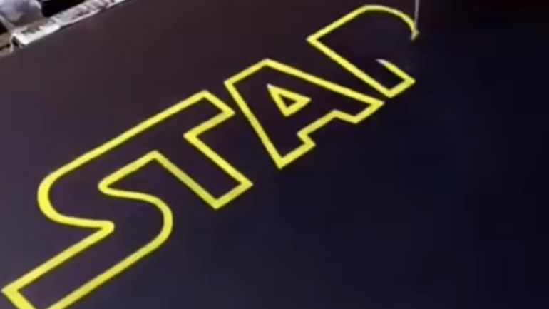 Kαλλιγράφος σχεδιάζει διάσημα λογότυπα 