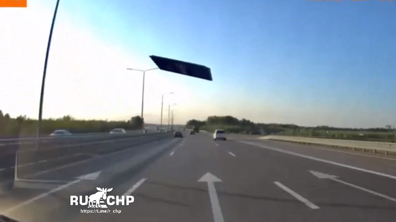 Ηλεκτρονική πινακίδα σήμανσης προσγειώνεται σε αυτοκίνητο