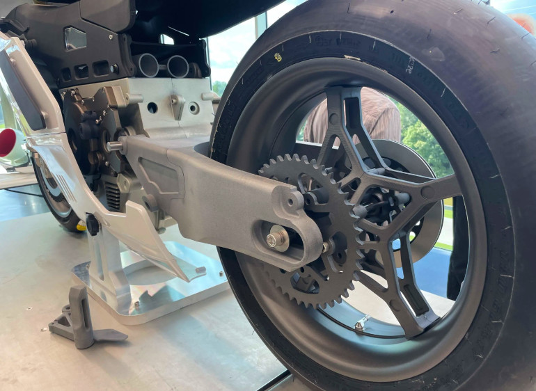 Μονοκύλινδρος κινητήρας με την πίσω ανάρτηση να εδράζεται στο πίσω μέρος του μοτέρ.