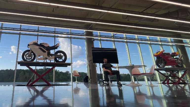 Αναβιώνει τη θρυλική Ducati Supermono ο Pierre Terblanche