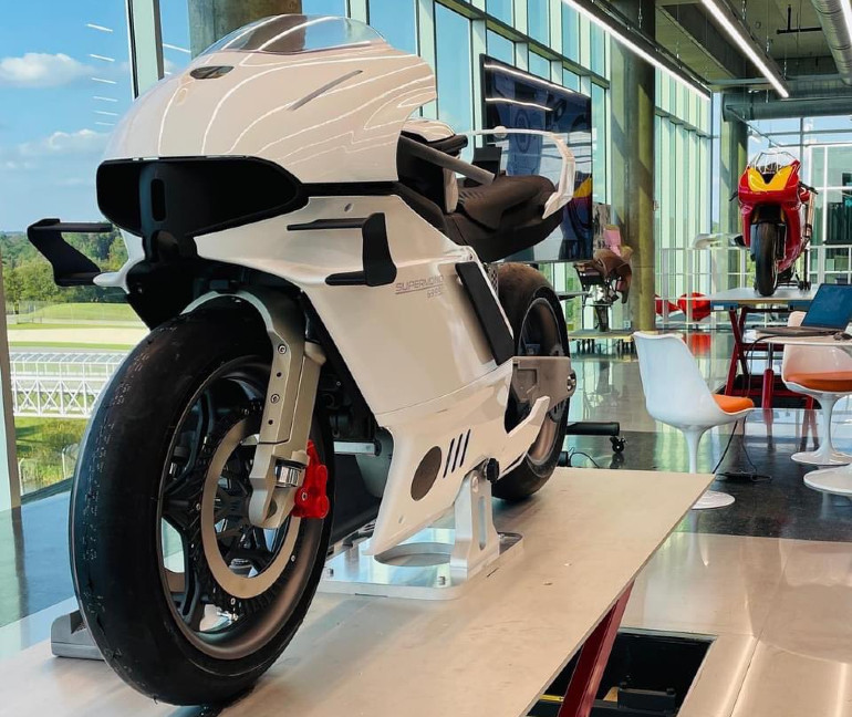 Και αεροδυναμικά φτερά διαθέτει η μοτοσικλέτα του Terblanche.