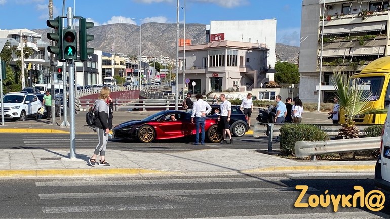 Τροχαίο ατύχημα με Μclaren στη Λ. Ποσειδώνος