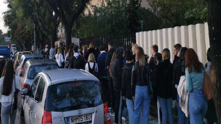 Μεγάλες ουρές στο Πανεπιστήμιο Μακεδονίας λόγω του ελέγχου των πιστοποιητικών