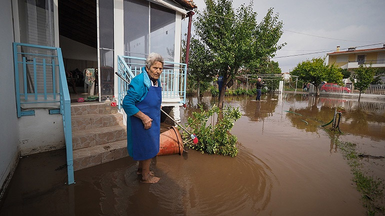Με το βλέμμα στον ουρανό οι κάτοικοι της Βόρειας Εύβοιας