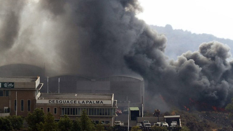 Ισπανία: Η λάβα στο νησί Λα Πάλμα κατέστρεψε εργοστάσιο τσιμέντου – Σε καραντίνα 3.000 κάτοικοι