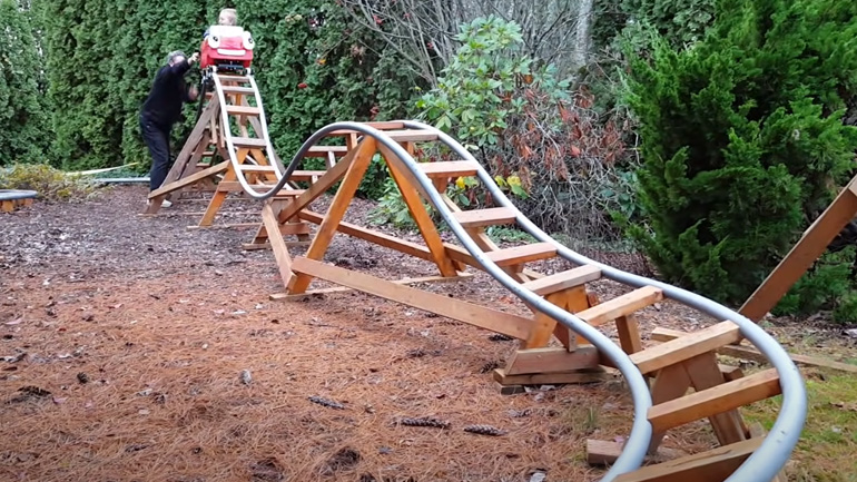 Παππούς κατασκεύασε λούνα παρκ στην αυλή του