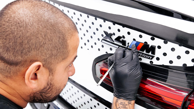 Ο Joshua Vides, η BMW και οι μαύρες γραμμές σε λευκό φόντο