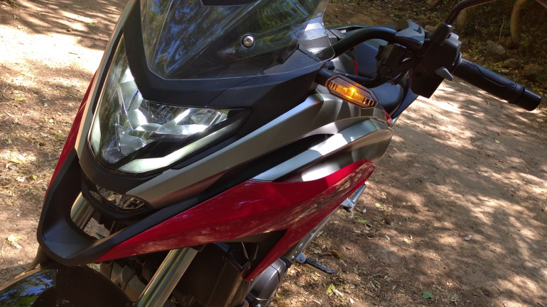 LED προβολέας με έναν δεύτερο στο κάτω μέρος της μάσκας.