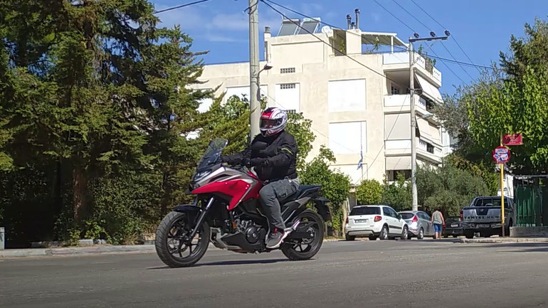 Η χαμηλή θέση οδήγησης σε συνδυασμό με το φαρδύτερο τιμόνι δημιουργούν μια άψογη τοποθέτηση του σώματος.