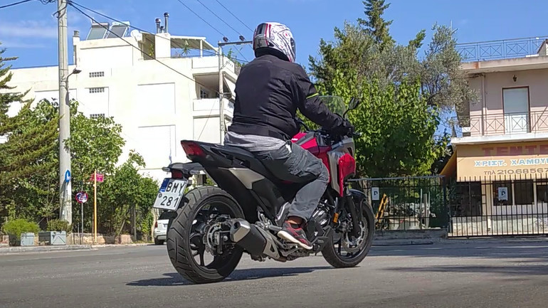 Τα πόδια έχουν άνετη γωνία στα γόνατα, ενώ το τιμόνι είναι στο ιδανικό ύψος για καλό έλεγχο.