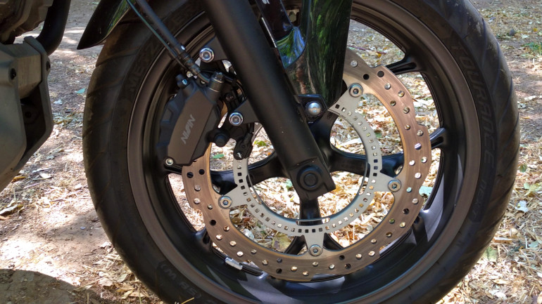 Ο μονός δίσκος 320mm έχει δύναμη και αυξημένο αρχικό "δάγκωμα".