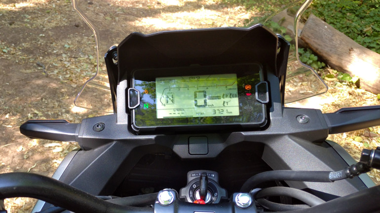 LCD οθόνη με πλούσιες πληροφορίες και έλεγχο από το τιμόνι.