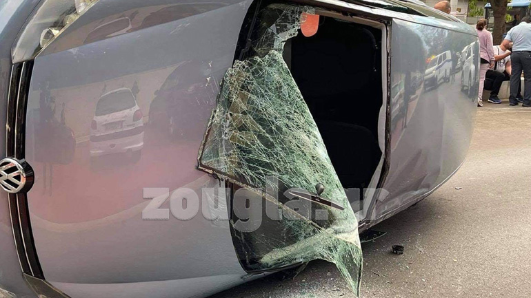 Ν. Σμύρνη: Αυτοκίνητο έπεσε πάνω σε παρκαρισμένα οχήματα Ν. Σμύρνη: Αυτοκίνητο έπεσε πάνω σε παρκαρισμένα οχήματα