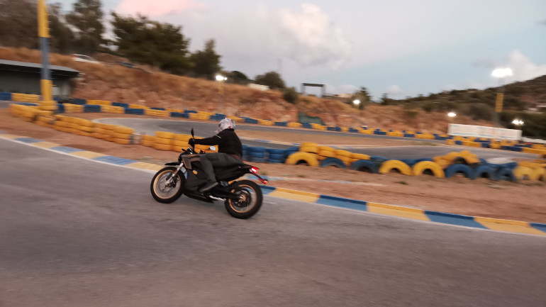 Ευκαιρία για οδήγηση στην πίστα με τις μοτοσικλέτες της Zero να εκπλήσσουν ευχάριστα!