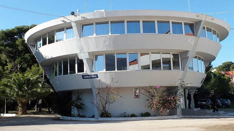 Εισέβαλαν με ξύλα και πέτρες στην Ακαδημία Εμπορικού Ναυτικού Ιονίων Νήσων