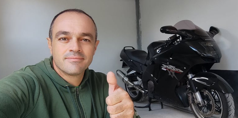 Αμέτρητα χιλιόμετρα έχει γράψει στη σέλα της κατάμαυρης CBR1100XX του 1997!