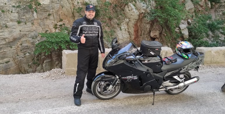 Με την αγαπημένη του Honda Blackbird στα ελληνικά βουνά!