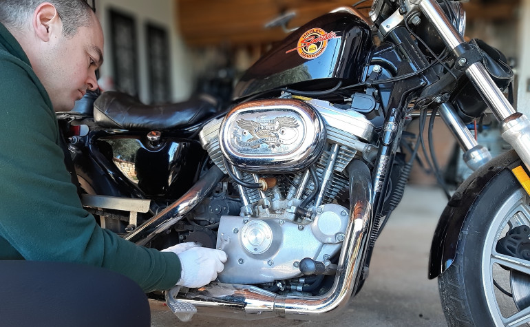 Του αρέσει να ασχολείται με τις μοτοσικλέτες του αφού κάνει θαύματα με τα χέρια του.