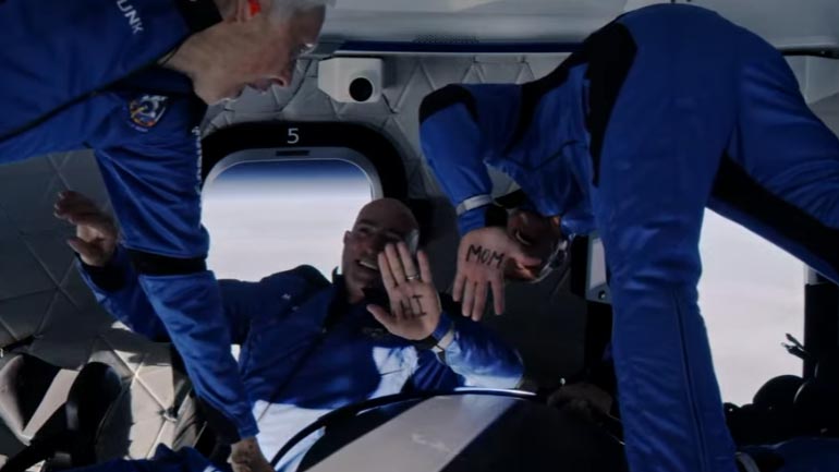 Ο 90χρονος «Κάπτεν Κερκ» ταξίδεψε στο Διάστημα και έγραψε… ιστορία