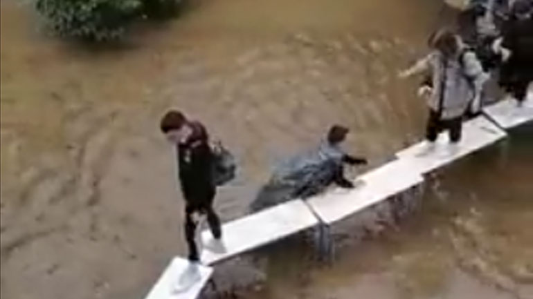 Μαθητές έφτιαξαν γέφυρα με θρανία, για να βγουν από πλημμυρισμένες τάξεις στη Νέα Φιλαδέλφεια Μαθητές έφτιαξαν γέφυρα με θρανία, για να βγουν από πλημμυρισμένες τάξεις στη Νέα Φιλαδέλφεια