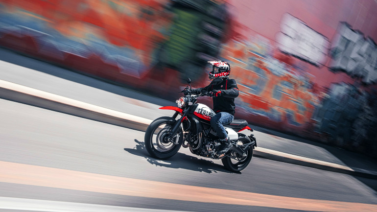 Πιο παιχνιδιάρικο το Urban Motard, ιδανικό για δυναμικές βόλτες στην πόλη και όχι μόνο.