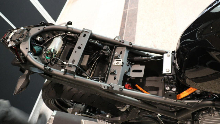 Κάτω από τη σέλα υπάρχει η μπαταρία η οποία φορτίζεται από σύστημα ανάκτησης ενέργειας.