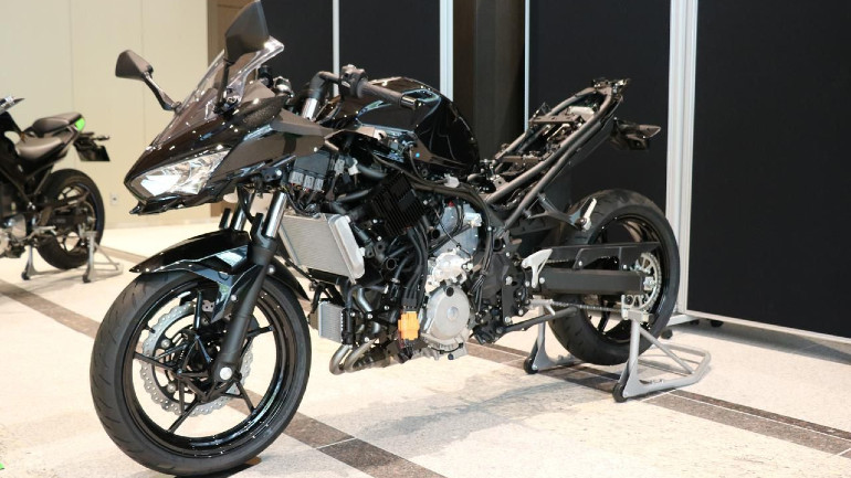 Η μοτοσικλέτα είναι μια Ninja 400 με διαφορετικό πλαίσιο για να χωρέσουν τόσο ο ηλεκτροκινητήρας όσο και ο θερμικός κινητήρας.