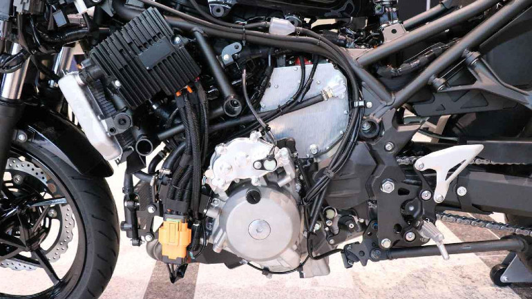 Ο ηλεκτροκινητήρας είναι τοποθετημένος πάνω από το κιβώτιο ταχυτήτων.