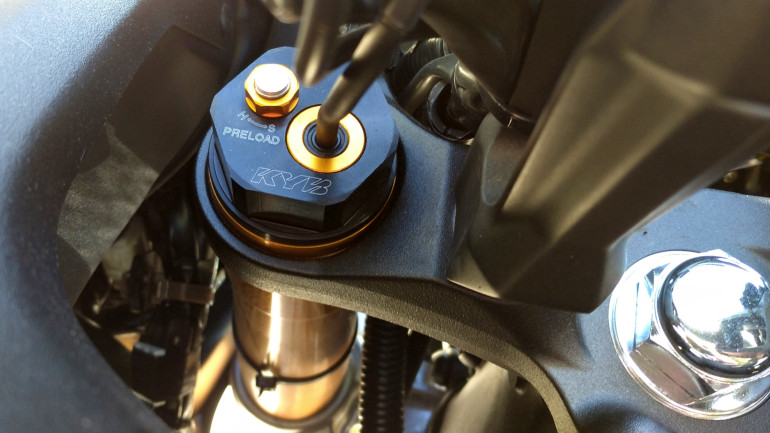 ΟΙ ηλεκτρονικές αναρτήσεις έχουν δύο επιλογές οδήγησης, μια σπορ (A-1) και μια πιο τουριστική (A-2).