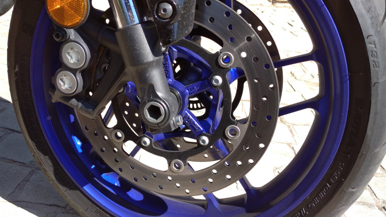 Δυνατά φρένα με Cornering ABS και ισχυρή ακτινική τρόμπα της Nissin.