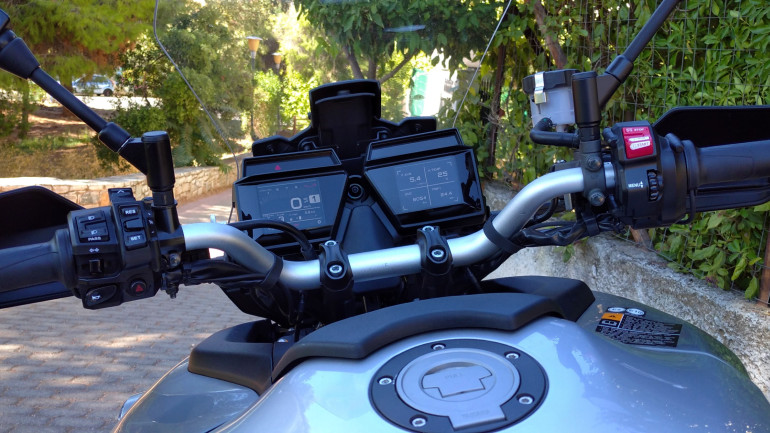 Δύο οθόνες TFT, που είναι σαν να σε κοιτάζει ο Wall-E, με πάρα πολλές πληροφορίες για τον αναβάτη.