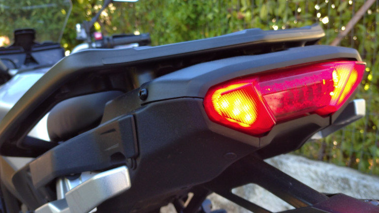 Χαρακτηριστικό το πίσω φωτιστικό σώμα του Tracer δεν το μπερδεύεις πλέον με τίποτε άλλο.