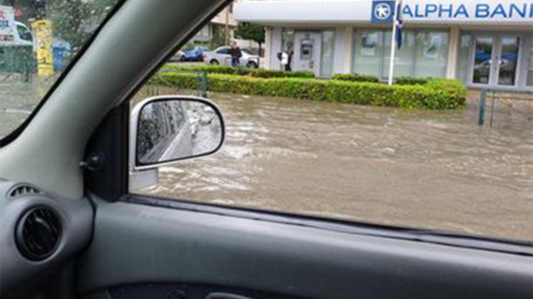 Πλημμύρισε η Ποσειδώνος – Τεράστια ταλαιπωρία των οδηγών