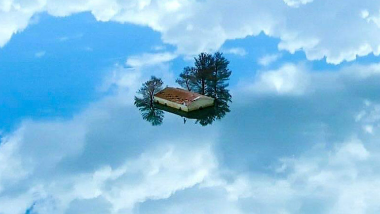 Μαγική εικόνα με ένα εκκλησάκι να αναδύεται μέσα από λίμνη!