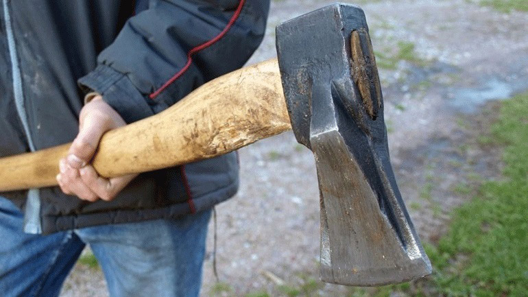 Τρόμος στο Κερατσίνι: Άνδρας κυνηγούσε τον αδελφό του με τσεκούρι σε πάρκο γεμάτο παιδιά Τρόμος στο Κερατσίνι: Άνδρας κυνηγούσε τον αδελφό του με τσεκούρι σε πάρκο γεμάτο παιδιά