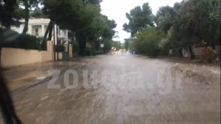 Ποτάμια οι δρόμοι στη Κάτω Κηφισιά