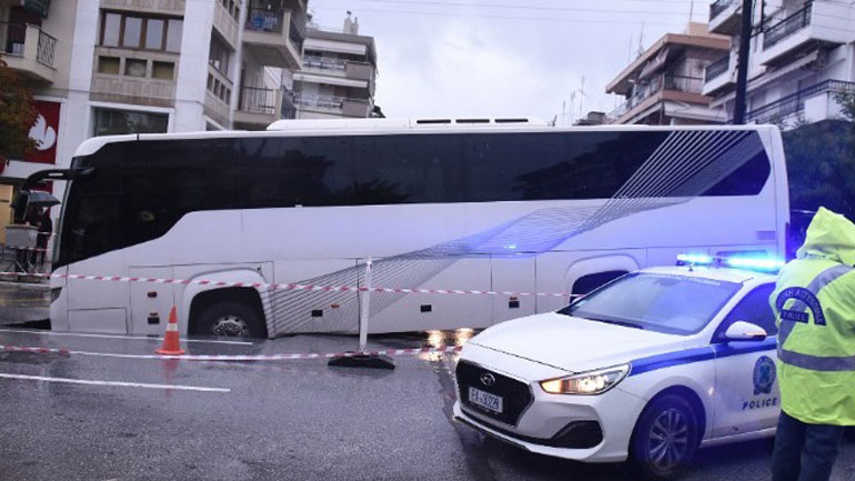 Θεσσαλονίκη: Κλειστή η Εθν. Αντιστάσεως λόγω υποχώρησης οδοστρώματος – Στην τρύπα ιδιωτικό λεωφορείο