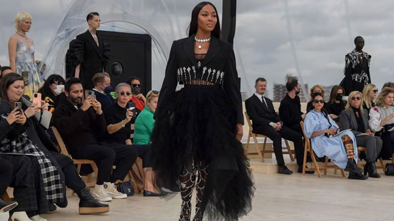 Naomi Campbell: Επέστρεψε στο εντυπωσιακό catwalk του Alexander McQueen μετά από 11 χρόνια