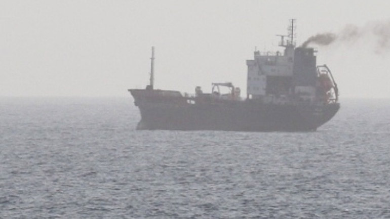 Στο λιμάνι της Χίου ρυμουλκείται το φορτηγό πλοίο που έπλεε ακυβέρνητο δυτικά του νησιού