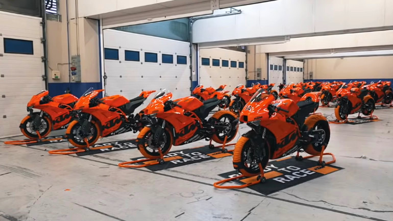 Πρώην αναβάτες MotoGP παραδίδουν τις πρώτες KTM RC8C