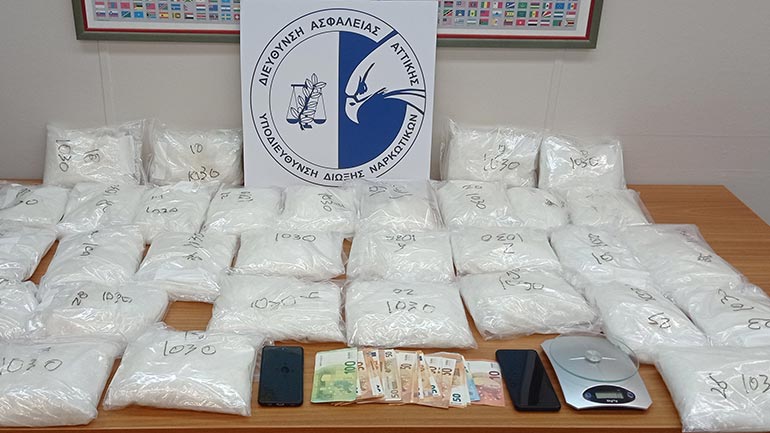 Έφοδος της ΕΛ.ΑΣ. σε διαμέρισμα με 31 κιλά κρυσταλλικής μεθαμφεταμίνης – Δύο συλλήψεις