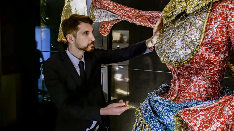 Η έκθεση ελληνικών ενδυμασιών «Ήρωες από μέταλλο» άνοιξε τις πύλες της