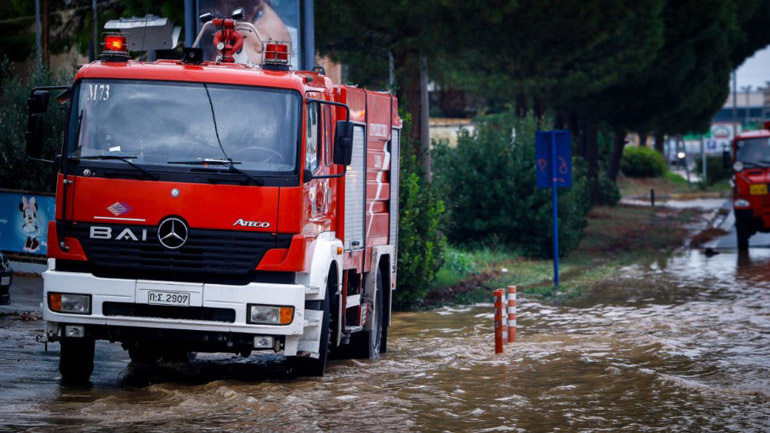 Εκατοντάδες κλήσεις στην Πυροσβεστική για απεγκλωβισμούς, αντλήσεις υδάτων και κοπές δένδρων