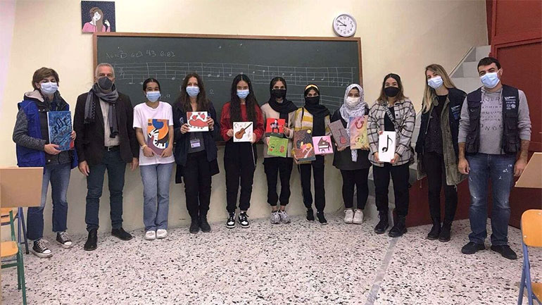 Καβάλα: Kορίτσια από το Αφγανιστάν ζωγραφίζουν πίνακες και τους δωρίζουν στο μουσικό σχολείο