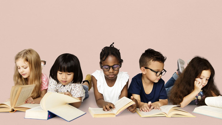 Πώς να βοηθήσετε το παιδί να εξοικειωθεί με το διάβασμα