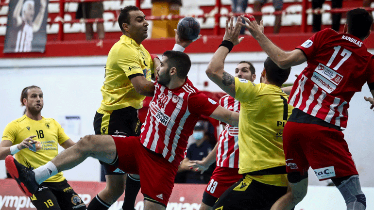 Χάντμπολ: Ισόπαλο 18-18 το ντέρμπι Ολυμπιακός-ΑΕΚ στο «Μελίνα Μερκούρη»