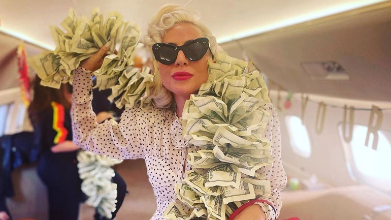 H Lady Gaga φόρεσε ένα μποά φτιαγμένο από δολάρια και γίνεται το απόλυτο meme
